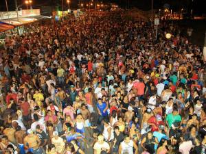 Carnaval Histórico de Ubatuba leva milhares às ruas