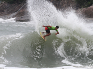 Mundial de Skimboard: Ubatubenses são destaque no primeiro dia