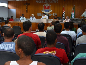 Pescadores de Ubatuba recebem carteira de pescador profissional na Câmara