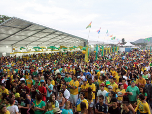 Telão na Praça de Eventos reúne 5 mil na estreia da seleção