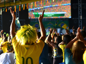 Brasileiros e estrangeiros fazem a festa na Praça de Eventos