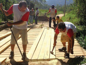 Prefeitura reforma ponte da Fazenda da Caixa e atende comunidade quilombola