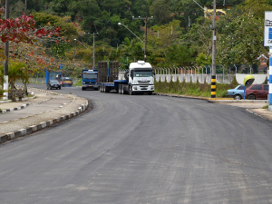 Prefeitura recupera via na orla do Itaguá