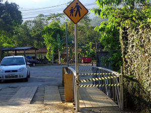 Prefeitura reforma ponte da principal estrada do bairro do Taquaral