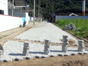 Prefeitura instala blocos sextavados em diferentes vias do Saco da Ribeira