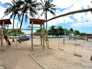 Comtur substitui brinquedos de madeira do parquinho da praia do Cruzeiro