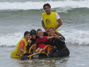 Segunda edição do Surf Acessível contempla alunos da APAE no Perequê-Açu