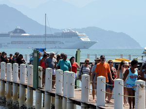 Condições do mar melhoram e MSC desembarca turistas em Ubatuba