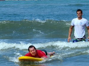 Surf Acessível leva alegria para pais e alunos no Perequê-Açu