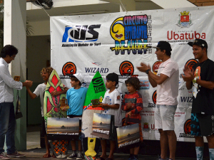 Cerimônia de premiação do Circuito Estudantil de Surf reúne atletas e famílias