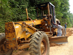 Secretaria de Obras melhora condições da estrada da Cazanga