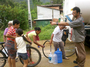 Prefeitura leva caminhão pipa ao Sesmaria