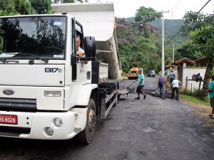 Prefeitura executa recapeamento na estrada do Palhal e reforma postinho do Perequê-Mirim