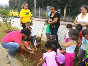 Avenida no Saco da Ribeira recebe 250 mudas de árvores de restinga