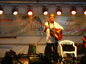 Luís Perequê levanta o público na abertura da 6ª edição do Festival da Mata Atlântica