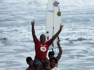 Weslley Dantas comanda a festa na abertura do Ubatuba Pro Surf