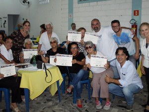 Atletas da equipe ubatubense recebem certificados dos Jogos Regionais do Idoso