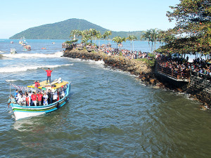 Ubatuba celebra cultura caiçara no encerramento da Festa de São Pedro