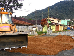 Prefeitura pavimenta vias no Perequê-Açu e na Estufa II