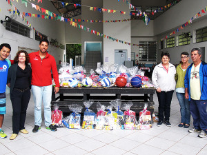 Organização do Ubatuba Extreme e prefeitura doam kits escolares para escolas da costa norte