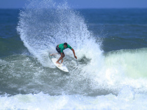 Weslley Dantas confirma boa fase na abertura da segunda etapa do Ubatuba Pro Surf