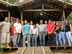 Prefeito entrega dois ranchos de pesca para comunidade do Saco da Ribeira