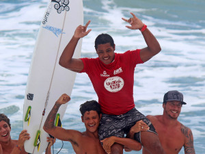 Wesley Dantas e Luana Coutinho são campeões do Ubatuba Pro Surf 2015