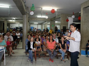 Prefeitura entrega contratos de regularização fundiária do Parque das Rosas