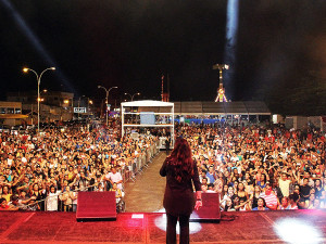 Rose Nascimento abre Grito Folia para milhares de pessoas na Praça de Eventos