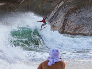 Aberta janela de espera para o Mundial de Skimboard na praia da Sununga