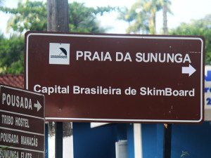 Comtur e Prefeitura instalam placa de sinalização da praia da Sununga