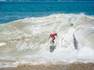 Atletas locais faturam mundial de Skimboard na Sununga