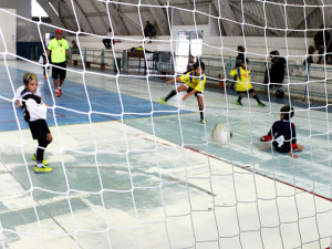 Crianças jogam futsal pela primeira vez no Ginásio do Tubão