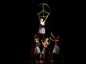 Dança Ubatuba começa com casa cheia no Centro de Convenções