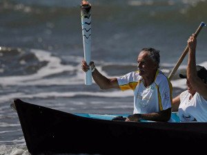 Milhares prestigiam passagem da Tocha Olímpica em Ubatuba