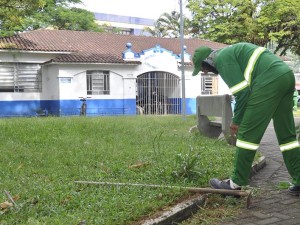 Secretaria de Obras finaliza limpeza da Praça Treze de Maio e pátio de veículos