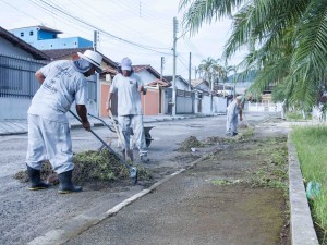 Prefeitura realiza manutenção na Praça BIP e instala banheiros provisórios