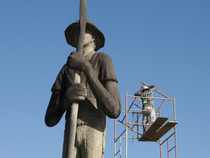 Prefeitura de Ubatuba executa limpeza do Monumento ao Caiçara