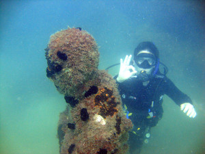 “Ação Jacques Costeau” restaura estátua submersa localizada na Ilha Anchieta