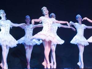 Noite de abertura do Festival de Dança em Ubatuba emociona plateia