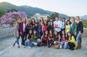 Bailarinas, professoras e o prefeito Sato