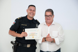 Comandante Almir recebe certificado do Vice Prefeito