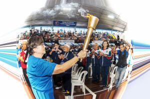 Atleta conduz tocha olímpica na abertura do JORI