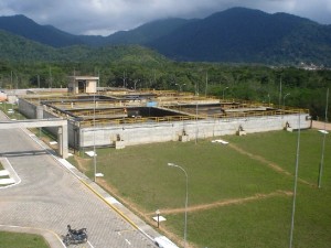 Vigilância Ambiental e Sabesp realizam ação em ruas da Estufa II durante o feriado