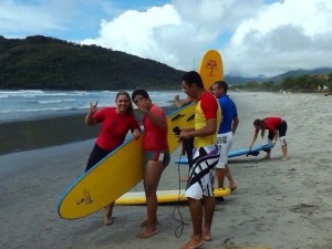 Alunos da Apae participam de Surf Acessível em Ubatuba