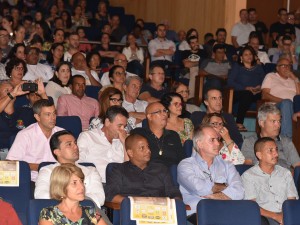 Funcionários da Prefeitura de Ubatuba conferem prestação de contas da Administração