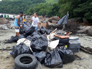 Mutirão em Ubatuba faz limpeza do rio Maranduba