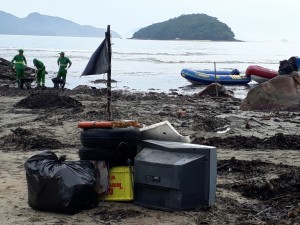 Secretaria de Meio Ambiente de Ubatuba realiza mutirão de limpeza no Perequê-Açu