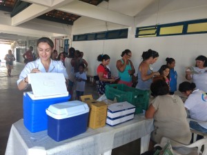 Equipes de saúde vacinam contra a febre amarela durante o feriado da Páscoa