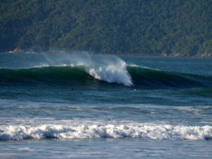 Final de ano está recheado de surfe em Ubatuba